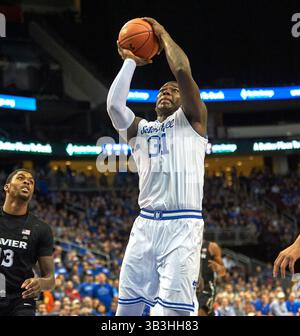 20 janvier 2018 - Newark, New Jersey, États-Unis - le centre des Pirates de Seton Hall Angel Delgado (31 ans) se dirige vers le panier dans la première mi-temps entre les Mousquetaires de Xavier et les Pirates de Seton Hall au Prudential Center de Newark, New Jersey. Duncan Williams/CSM(image de crédit : &copy ; Duncan Williams/CSM via ZUMA Wire) Banque D'Images