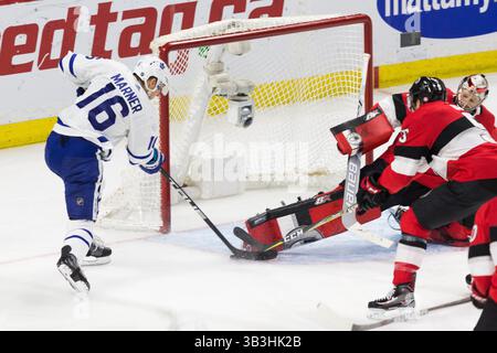 20 janvier 2018 : Mitchell Marner (16 ans), les Maple Leafs de Toronto, marque un but de troisième période contre le gardien de but des sénateurs d’Ottawa Craig Anderson (41 ans) lors du match de la LNH entre les Maple Leafs de Toronto et les sénateurs d’Ottawa au Centre Canadian Tire à Ottawa, Canada. Toronto a gagné le match par un score de 4-3. Daniel Lea/CSM (image de crédit : &copy ; Daniel Lea/CSM via ZUMA Wire) Banque D'Images