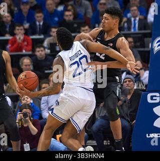 20 janvier 2018 - Newark, New Jersey, États-Unis - Desi Rodriguez (20 ans), attaqué par Kaiser Gates (22 ans), l'attaquant des mousquetaires de Xavier, dans la seconde mi-temps entre les mousquetaires de Xavier et les Pirates de Seton Hall, au Prudential Center de Newark, New Jersey. #11Xavier bat #19Seton Hall 73-64. Duncan Williams/CSM(image de crédit : &copy ; Duncan Williams/CSM via ZUMA Wire) Banque D'Images