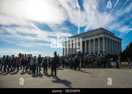 20 JANVIER 2018 : les gens se rassemblent pendant la Marche des femmes autour du Lincoln Memorial à Washington, DC, le 20 janvier 2018 à Washington(Credit image : &copy ; John Middlebrook/CSM via ZUMA Wire) Banque D'Images