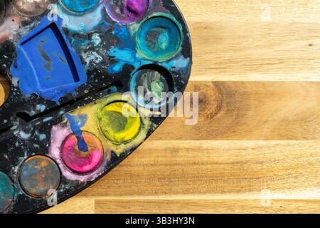 Palette sale de peintures aquarelle sur la surface en bois Banque D'Images