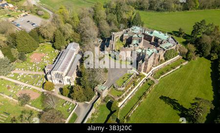 Vue aérienne du château de Berkeley et de l’église St Mary dans le Gloucestershire, en Angleterre. Le château médiéval, avec ses tourelles et son terrain paysagé, se dresse Banque D'Images