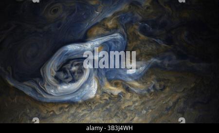 17 novembre 2017 - atmosphère de Jupiter - image publiée aujourd'hui : cette image en couleurs rehaussée d'une tempête massive et déchaînée dans l'hémisphère nord de Jupiter a été capturée par la sonde spatiale Juno de la NASA lors de son neuvième survol rapproché de la planète géante gazeuse. L'image a été prise le 24 octobre 2017. Au moment où l'image a été prise, le vaisseau spatial était à environ 6 281 miles du sommet des nuages de Jupiter. La tempête tourne dans le sens inverse des aiguilles d'une montre avec une large gamme d'altitudes nuageuses. Les nuages les plus sombres devraient être plus profonds dans l'atmosphère que les nuages les plus brillants. Dans quelques-uns des « bras » lumineux de ce St Banque D'Images