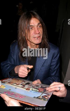 18 novembre 2017 - DOSSIER - le co-fondateur et guitariste d'AC/DC MALCOLM YOUNG (né le 6 janvier 1953 décédé le 18 novembre 2017) est décédé après avoir combattu la démence pendant plusieurs années. Il avait 64 ans. Young est mort à la maison avec sa famille à ce chevet. Young, avec son frère Angus, fonde le légendaire groupe rock en 1975 en Australie. Photo : 2003 - New York, New York, États-Unis - MALCOLM YOUNG au 18Th Annual Rock and Roll Hall of Fame Dinner.at the Waldorf Astoria Hotel. (Crédit image : © John Barrett/Globe photos/ZUMAPRESS.com) Banque D'Images