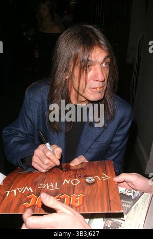 18 novembre 2017 - DOSSIER - le co-fondateur et guitariste d'AC/DC MALCOLM YOUNG (né le 6 janvier 1953 décédé le 18 novembre 2017) est décédé après avoir combattu la démence pendant plusieurs années. Il avait 64 ans. Young est mort à la maison avec sa famille à ce chevet. Young, avec son frère Angus, fonde le légendaire groupe rock en 1975 en Australie. Photo : 2003 - New York, New York, États-Unis - MALCOLM YOUNG au 18Th Annual Rock and Roll Hall of Fame Dinner.at the Waldorf Astoria Hotel. (Crédit image : © John Barrett/Globe photos/ZUMAPRESS.com) Banque D'Images