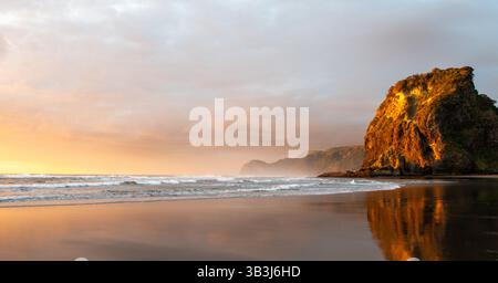 Coucher de soleil à Piha Beach, Auckland, Nouvelle-Zélande Banque D'Images
