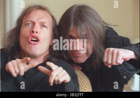 18 novembre 2017 - DOSSIER - le co-fondateur et guitariste d'AC/DC MALCOLM YOUNG (né le 6 janvier 1953 décédé le 18 novembre 2017) est décédé après avoir combattu la démence pendant plusieurs années. Il avait 64 ans. Young est mort à la maison avec sa famille à ce chevet. Young, avec son frère Angus, fonde le légendaire groupe rock en 1975 en Australie. Photo : 17 avril 2014 - MALCOLM YOUNG, guitariste d'AC/DC, prend une pause du groupe pour se concentrer sur sa santé. Une annonce a dit que le jeune homme de 61 ans est en « mauvaise santé ». Le Rock and Roll Hall of Famers a déclaré qu'ils « continueront à faire de la musique », malgré les rumeurs qu'ils sont sur le b Banque D'Images