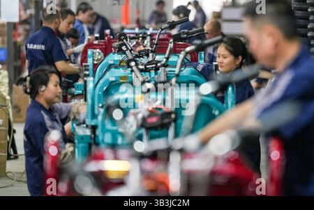 (250429) -- MEISHAN, 29 avril 2025 (Xinhua) -- les ouvriers assemblent des tricycles électriques sur la ligne de production de Meishan Shuangsheng New Energy Vehicle Industry Co., Ltd dans la ville de Meishan, dans la province du Sichuan du sud-ouest de la Chine, 28 avril 2025. En tant que petite et moyenne entreprise basée sur la technologie dans la province du Sichuan, Meishan Shuangsheng New Energy Vehicle Industry Co., Ltd utilise sa technologie brevetée auto-développée 57 pour fournir à ses clients étrangers des conceptions personnalisées de tricycle. La société a signalé une hausse de 75 % en glissement annuel de ses ventes à l'étranger au premier trimestre de 2025, avec une exportation annuelle Banque D'Images
