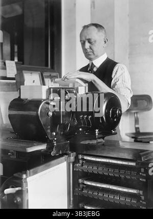 9 août 2017 - travailleur exploitant une machine de tabulation, Census Bureau, Department of commerce, Washington DC, USA, Harris & Ewing, 1919 (crédit image : © Circa images/Glasshouse via ZUMA Wire) Banque D'Images