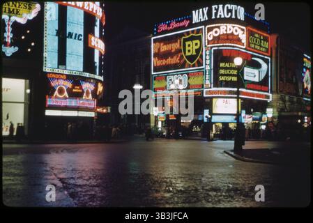 11 octobre 2017 - scène de rue la nuit, Piccadilly Circus, North Side, Londres, Angleterre, Royaume-Uni, 1960 (crédit image : © JT Vintage/Glasshouse via ZUMA Wire) Banque D'Images