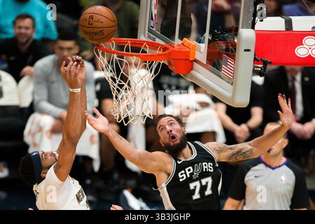 22 novembre 2017 : L'attaquant des Pelicans de la Nouvelle-Orléans Anthony Davis (23 ans) prend un rebond contre le San Antonio Spurs Center Joffrey Lauvergne (77 ans) au Smoothie King Center à la Nouvelle-Orléans, LOUISIANE. Les Pelicans de la Nouvelle-Orléans gagnent 107-90. Stephen Lew/CSM(image de crédit : &copy ; Stephen Lew/CSM via ZUMA Wire) Banque D'Images