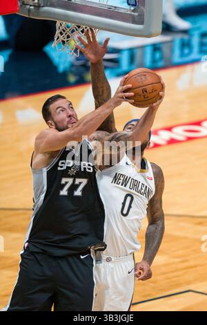 22 novembre 2017 : le centre Spurs de San Antonio Joffrey Lauvergne (77) tourne contre le centre Pelicans de la Nouvelle-Orléans DeMarcus cousins (0) au Smoothie King Center à la Nouvelle-Orléans, LOUISIANE. Les Pelicans de la Nouvelle-Orléans gagnent 107-90. Stephen Lew/CSM(image de crédit : &copy ; Stephen Lew/CSM via ZUMA Wire) Banque D'Images