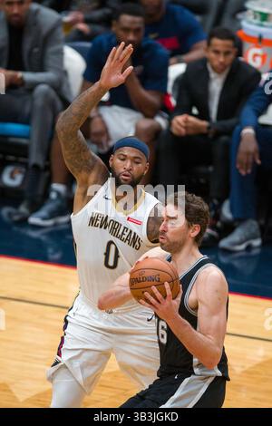 22 novembre 2017 : le centre des Pelicans de la Nouvelle-Orléans DeMarcus cousins (0) défend le centre des Spurs de San Antonio Pau Gasol (16) au Smoothie King Center à la Nouvelle-Orléans, LOUISIANE. Les Pelicans de la Nouvelle-Orléans gagnent 107-90. Stephen Lew/CSM(image de crédit : &copy ; Stephen Lew/CSM via ZUMA Wire) Banque D'Images
