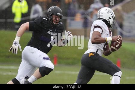 18 novembre 2017 - Evanston, il, États-Unis - le lineman défensif des Wildcats du Nord-Ouest Tyler Lancaster (1) court après Mark Williams (8), le receveur des Golden Gophers du Minnesota, au troisième quart-temps à Ryan Field samedi 18 novembre 2017, à Evanston, Ill. (crédit image : © John J. Kim/TNS via ZUMA Wire) Banque D'Images