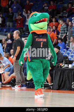 23 novembre 2017 : la mascotte de Floride patrouille sur la ligne de touche pendant une pause dans l'action au match de basket-ball de la NCAA entre les Florida Gators et le Stanford Cardinal au Veterans Memorial Coliseum, Portland, Oregon. Larry C. Lawson(image de crédit : &copy ; Larry C. Lawson/CSM via ZUMA Wire) Banque D'Images