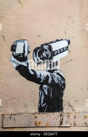 Rue Montmartre équipée Caméra de prise de selfie, une découpe de pâte de blé, à l'angle de la rue Tholozé et de la rue Durantin à Paris, France. Banque D'Images