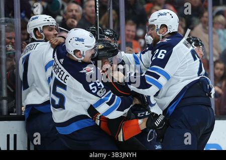 24 novembre 2017 : Corey Perry (10), l'aile droite des Canards d'Anaheim, est affronté par trois jets en même temps avec Ben Chiarot (7), Mark Scheifele (55), et Blake Wheeler (26), défenseur des jets de Winnipeg, Honda Center à Anaheim, CA, Peter Joneleit(crédit image : &copy ; Peter Joneleit/CSM via ZUMA Wire) Banque D'Images