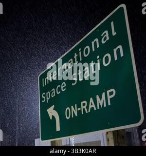 9 novembre 2017 - Wallops Island, Virginie, États-Unis - Un panneau à l'entrée du lanceur Pad-0A est vu alors que la fusée Orbital ATK Antares est lancée de l'installation d'intégration horizontale (HIF) à la plate-forme, jeudi, novembre. 9 septembre 2017 à Wallops Flight Facility de la NASA en Virginie. La huitième mission de ravitaillement de fret d'Orbital ATK avec la NASA à destination de la Station spatiale internationale livrera plus de 7 400 livres de science et de recherche, de fournitures d'équipage et de matériel de véhicule au laboratoire orbital et à son équipage. (Crédit image : © Bill Ingalls/NASA via ZUMA Wire/ZUMAPRESS.com) Banque D'Images