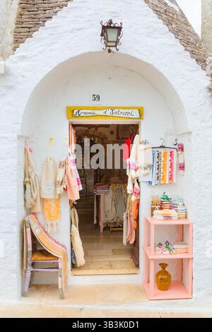 Alberobello, boutique de souvenirs typique à l'intérieur d'un trullo à Rione Monti, site du patrimoine mondial de l'UNESCO, Pouilles, Italie. Banque D'Images