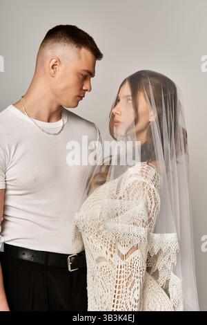 Les belles mariées échangent des regards affectueux dans un cadre intime et élégant. Banque D'Images