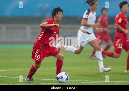 CHENGDU - 11 SEPTEMBRE : RI un-suk de Corée du Nord (9) sur le ballon lors d'un match du Groupe B de la Coupe du monde féminine de la FIFA contre les États-Unis le 11 septembre 2007 au Chengdu Sports Center Stadium à Chengdu, en Chine. Usage éditorial exclusif. Utilisation commerciale interdite. Banque D'Images