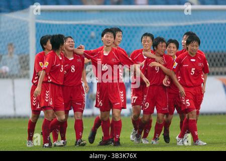Les joueuses nord-coréennes célèbrent un but marqué par Kil son-hui (8) contre les États-Unis lors d'un match du Groupe B de la Coupe du monde féminine de la FIFA le 11 septembre 2007 au stade Chengdu Sports Center à Chengdu, en Chine. Usage éditorial exclusif. Utilisation commerciale interdite. Banque D'Images