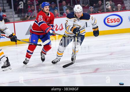 11 novembre 2017 : le centre des Sabres de Buffalo Johan Larsson (22 ans) patine vers la rondelle tandis que l'aile droite des Canadiens de Montréal Andrew Shaw (65 ans) tente de l'arrêter avec son bâton lors du match des Sabres de Buffalo au canadien de Montréal au Centre Bell à Montréal, Québec. Montréal gagne 2-1 en heures supplémentaires. David Kirouac/CSM(image de crédit : &copy ; David Kirouac/CSM via ZUMA Wire) Banque D'Images