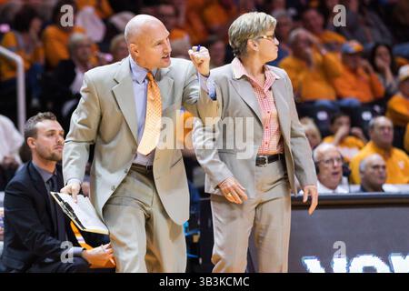 12 novembre 2017 : L'entraîneur adjoint Dean Lockwood des Tennessee Lady fait du bénévolat pendant le match de basket-ball de la NCAA entre les bénévoles des Lady de l'Université du Tennessee et les Lady Bucs de l'East Tennessee State University à Thompson Boling Arena à Knoxville TN Tim Gangloff/CSM(crédit image : &copy ; Tim Gangloff/CSM via ZUMA Wire) Banque D'Images