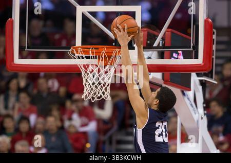 12 novembre 2017 : Paul Atkinson, attaquant des Yale Bulldogs, marque #20 sur un dunk lors du match de basket-ball NCAA entre les Yale Bulldogs et les Wisconsin Badgers au Kohl Center de Madison, WISCONSIN. Le Wisconsin bat Yale 89-61. John Fisher/CSM(image de crédit : &copy ; John Fisher/CSM via ZUMA Wire) Banque D'Images