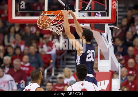 12 novembre 2017 : Paul Atkinson, attaquant des Yale Bulldogs, marque #20 sur un dunk lors du match de basket-ball NCAA entre les Yale Bulldogs et les Wisconsin Badgers au Kohl Center de Madison, WISCONSIN. Le Wisconsin bat Yale 89-61. John Fisher/CSM(image de crédit : &copy ; John Fisher/CSM via ZUMA Wire) Banque D'Images