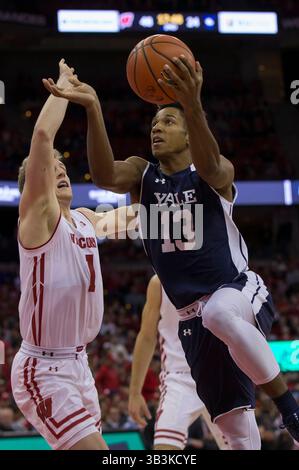 12 novembre 2017 : le gardien des Yale Bulldogs Trey Phills #13 se lève pour un tir lors du match de basket-ball de la NCAA entre les Yale Bulldogs et les Wisconsin Badgers au Kohl Center de Madison, WISCONSIN. Le Wisconsin bat Yale 89-61. John Fisher/CSM(image de crédit : &copy ; John Fisher/CSM via ZUMA Wire) Banque D'Images