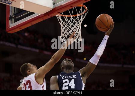 12 novembre 2017 : le garde des Yale Bulldogs Miye Oni #24 se lève pour un tir lors du match de basket-ball de la NCAA entre les Yale Bulldogs et les Wisconsin Badgers au Kohl Center de Madison, WI. Le Wisconsin bat Yale 89-61. John Fisher/CSM(image de crédit : &copy ; John Fisher/CSM via ZUMA Wire) Banque D'Images