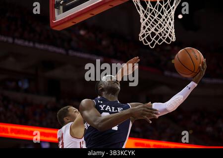 12 novembre 2017 : le garde des Yale Bulldogs Miye Oni #24 se lève pour un tir lors du match de basket-ball de la NCAA entre les Yale Bulldogs et les Wisconsin Badgers au Kohl Center de Madison, WI. Le Wisconsin bat Yale 89-61. John Fisher/CSM(image de crédit : &copy ; John Fisher/CSM via ZUMA Wire) Banque D'Images