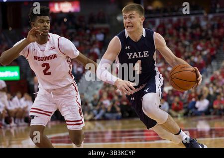 12 novembre 2017 : L'attaquant des Yale Bulldogs Noah Yates #4 se dirige vers le panier lors du match de basket-ball de la NCAA entre les Yale Bulldogs et les Wisconsin Badgers au Kohl Center de Madison, WISCONSIN. Le Wisconsin bat Yale 89-61. John Fisher/CSM(image de crédit : &copy ; John Fisher/CSM via ZUMA Wire) Banque D'Images