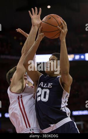 12 novembre 2017 : L'attaquant des Yale Bulldogs Paul Atkinson (numéro 20) tente de tirer autour de l'attaquant des Wisconsin Badgers Ethan Happ (numéro 22) pendant le match de basket-ball de la NCAA entre les Yale Bulldogs et les Wisconsin Badgers au Kohl Center de Madison, WISCONSIN. Le Wisconsin bat Yale 89-61. John Fisher/CSM(image de crédit : &copy ; John Fisher/CSM via ZUMA Wire) Banque D'Images