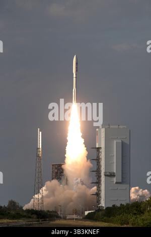 Le 1er mars 2018 - Cape Canaveral, Floride, États-Unis - Une fusée Atlas V de l'United Launch Alliance décolle du complexe spatial 41 transportant le satellite géostationnaire environnemental opérationnel de la NOAA, GOES-S, à 17 h 02 HNE. Le satellite GOES-S fournira des données plus rapides, plus précises et détaillées, en temps quasi réel, pour suivre les systèmes orageux, la foudre, les feux de forêt, le brouillard côtier et d'autres dangers qui affectent l'ouest des États-Unis. Une fois que GOES-S sera positionné sur une orbite géostationnaire à 22 300 miles au-dessus de la Terre. (Crédit image : © Kim Shiflett/NASA via ZUMA Wire/ZUMAPRESS.com) Banque D'Images