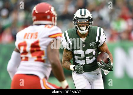 3 décembre 2017 - East Rutherford, New Jersey, États-Unis - New York jets Running Back MATT FORTÃ‰ (22) court au cornerback DARRELLE Revis (24) des Chiefs de Kansas City au MetLife Stadium à East Rutherford New Jersey New York bat Kansas City 38 à 31 (crédit image : © Brooks von Arx via ZUMA Wire) Banque D'Images