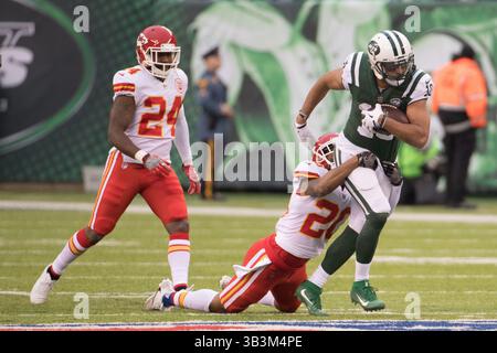 Le 3 décembre 2017, le receveur des jets de New York Jermaine Kearse (10 ans) court après la capture alors que le cornerback des Chiefs de Kansas City Steven Nelson (20 ans) tente de le traîner avec le cornerback Darrelle Revis (24 ans) derrière lui pendant le match de NFL entre les Chiefs de Kansas City et les jets de New York au MetLife Stadium à East Rutherford, New Jersey. Christopher Szagola/CSM(image de crédit : &copy ; Chris Szagola/CSM via ZUMA Wire) Banque D'Images