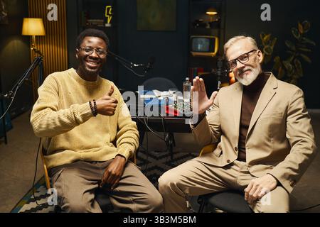 Deux hommes saluant leurs disciples Banque D'Images