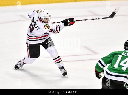 2 décembre 2017 :.Chicago Blackhawks Center Nick Schmaltz (8) lors d'un match de la LNH entre les Blackhawks de Chicago et les Stars de Dallas au American Airlines Center à Dallas, Texas..Manny Flores/Cal Sport Media Banque D'Images