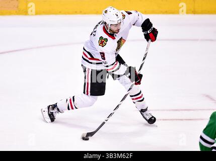 2 décembre 2017 : le centre des Blackhawks de Chicago Nick Schmaltz (8) gifle la rondelle lors d'un match de la LNH entre les Blackhawks de Chicago et les Stars de Dallas au American Airlines Center à Dallas, Texas. Manny Flores/Cal Sport Media Banque D'Images