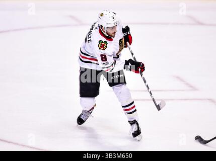 2 décembre 2017 : le centre des Blackhawks de Chicago Nick Schmaltz (8) gifle la rondelle lors d'un match de la LNH entre les Blackhawks de Chicago et les Stars de Dallas au American Airlines Center à Dallas, Texas. Manny Flores/Cal Sport Media Banque D'Images