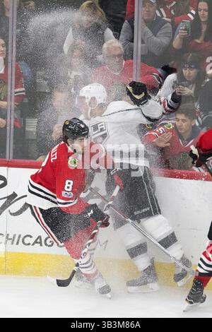 3 décembre 2017 - Chicago, il, USA - le centre des Blackhawks de Chicago Nick Schmaltz (8) s'écrase sur le défenseur des Kings de Los Angeles Alec Martinez (27) pendant la troisième période le dimanche 3 décembre 2017, au United Center à Chicago, Ill. Les Blackhawks perdent contre les Kings 3-1. (Crédit image : © Erin Hooley/TNS via ZUMA Wire) Banque D'Images