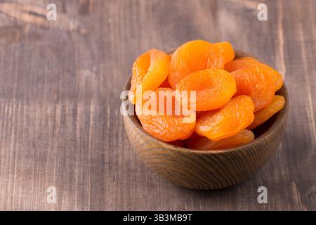 Abricots séchés dans un bol. Fruits secs. Banque D'Images