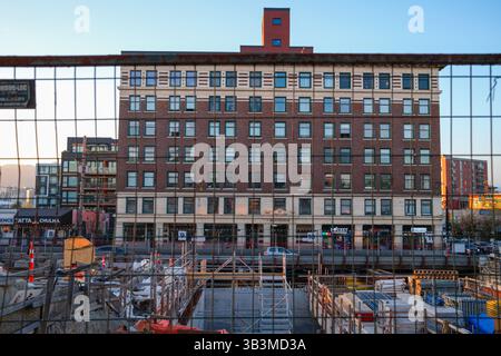 L'édifice historique Lee a été vu à travers une clôture lors de la construction de la nouvelle station SkyTrain dans les rues main et East Broadway à Vancouver, en Colombie-Britannique. Banque D'Images