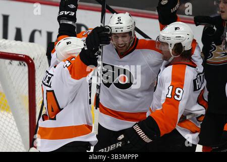 Dec. 2, 2011 - Anaheim, Californie, États-Unis - Kimmo Timonen (44) (à gauche) célèbre avec Braydon Coburn (5) et Scott Hartnell (19), le défenseur des Flyers de Philadelphie, après avoir aidé Scott Hartnell (19), l'aile gauche des Flyers de Philadelphie, Scott Hartnell (19) sur le deuxième but de 3-3 la troisième période alors que les Ducks d'Anaheim prennent les Flyers de Philadelphie au Honda Center à Anaheim, CA. Le match à égalité. (Crédit image : © Joe Scarnici via ZUMA Wire) Banque D'Images