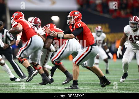 8 janvier 2018 - Atlanta, Géorgie, États-Unis - le quarterback des Georgia Bulldogs Jake Fromm (2) lance la balle lors du match du championnat national CFP entre les Georgia Bulldogs et l'Alabama Crimson Tide au stade Mercedes-Benz. (Crédit image : © Frank Mattia via ZUMA Wire) Banque D'Images