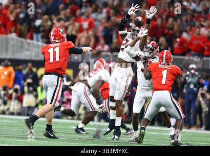 8 janvier 2018 - Atlanta, Géorgie, États-Unis - le quarterback des Georgia Bulldogs Jake Fromm (11 ans) lance la balle lors du match du championnat national CFP entre les Georgia Bulldogs et l'Alabama Crimson Tide au stade Mercedes-Benz. (Crédit image : © Frank Mattia via ZUMA Wire) Banque D'Images