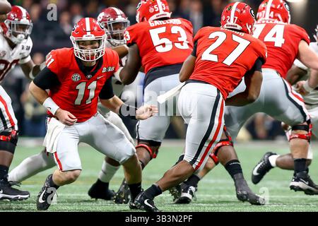 8 janvier 2018 - Atlanta, Géorgie, États-Unis - le quarterback des Georgia Bulldogs Jake Fromm (11 ans) remet le ballon à Georgia Bulldogs Nick Chubb (27 ans) lors du match de championnat CFP entre les Georgia Bulldogs et l'Alabama Crimson Tide au stade Mercedes-Benz. (Crédit image : © Frank Mattia via ZUMA Wire) Banque D'Images