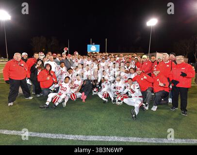 17 décembre 2017 Sacramento, CA...Mater Dei Monarchs entraîneur-chef Bruce Rollinson et ses joueurs posent avec le trophée après avoir remporté le CIF State Prep Football Open Division Championship Game..Mater Dei vs de la salle of Concord.The Mater Dei Monarchs a battu les de la salle Spartans 52-21..Louis Lopez/Cal Sport Media(Credit image : &Copy ; Louis Lopez/CSM via ZUMA Wire) Banque D'Images